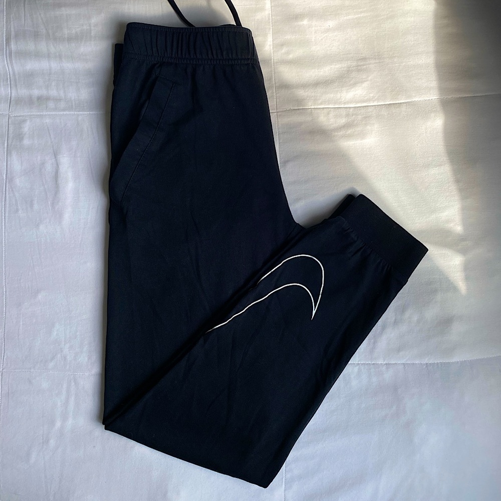 BLACK NIKE LEGGINGS